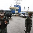 Seguridad. Los militares custodiaron los exteriores de las cárceles.