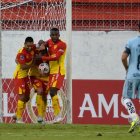 Francisco Fydriszewski, delantero de Aucas, celebra uno de sus dos tantos conseguidos ante los ciudadanos.