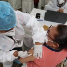 Jornada. Médicos y enfermeras privados se vacunan en las instalaciones de la Universidad Espíritu Santo.