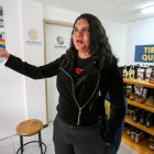 Dianne Rodríguez, del colectivo "Silueta X", habla en entrevista con Efe, el 17 de marzo de 2021, en Quito (Ecuador). La Prefectura de Pichincha y la ONG "Silueta X" han lanzado en Quito una novedosa iniciativa contra la violencia, la discriminación y la pobreza, mediante una tienda de alimentos que también buscan encadenar a microproductores y consumidores locales en estos tiempos de crisis. EFE/ José Jácome