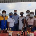 Las amas de casa aprenden a elaborar detergente, suavizantes, cloro para la ropa, creolina, gel antibacterial, entre otros productos de limpieza.