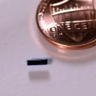 Fotografía cedida por Bionaut Labs donde se muestra a escala con una moneda de un centavo de dólar un microrobot.