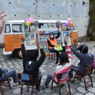 La biblioteca recorre entre dos a tres barrios a la semana. Atucucho y La Lucha de Los Pobres ya recibieron la visita de "la combi" con obras.