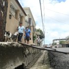 Los vecinos de Urdesa central deben caminar por veredas estrechas con el peligro de caer a los huecos que hay en la calzada.