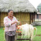 Tejidos. Daisy Chiguango, desde el exterior de la casa Sacha Maki (manos de la selva), exhibe la fibra de chambira
