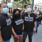 Los protestantes portan carteles, bocinas y camisetas de color negro con leyendas como "Guayaquil reactívate" y "el pueblo solo salva al pueblo".