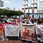 Los maestros jubilados se apostaron en la Plaza Rocafuerte, en el centro de Guayaquil.