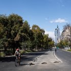 Un hombre pasea en bicicleta por el centro de Santiago (Chile).