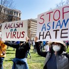 Cientos de personas se reúnen en una manifestación para expresar su rechazo al odio contra los asiáticos, el 21 de marzo de 2021.