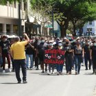 Marcha. Decenas de trabajadores de los centros de diversión nocturna de Guayaquil salieron ayer a las calles para solicitarle al Cabildo que extienda la venta de bebidas alcohólicas. Portaron pancartas y camisetas negras en señal de luto.