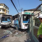 Dos unidades de transporte chocaron esta mañana, en Guayaquil.
