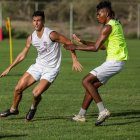 Michael Hoyos (i), volante de Barcelona, ya podrá debutar en el torneo nacional.