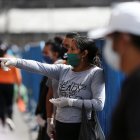 Una persona con mascarilla este viernes en el mercado de San Roque, uno de los mas grandes de Quito (Ecuador).