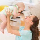 El equipo observó a 333 bebés bilingües (en inglés y español) y 384 monolingües, con edades entre los 6 y 9 meses y los 12 y 15 meses.