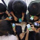 Estudiantes tailandeses juegan al videojuego ""Pokemon Go"" desde su teléfono móvil en un centro comercial en Bangkok, Tailandia.