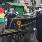 Una escolta de la Armada traslada la urna con los restos del héroe del Topáter, Eduardo Abaroa, en la plaza que lleva el nombre del prócer en el barrio residencial de Sopocachi de la ciudad de La Paz, en el inicio de los actos del Día del Mar, cuando Bolivia conmemora 142 años de la pérdida de su litoral. EFE/Martin Alipaz