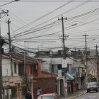 Los moradores se quejan del exceso de cables. Indican que, cuando estos se caen o son descartados, nadie se responsabiliza por ellos.