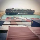 Una nave panameña bloquea Canal de Suez al ladearse por una tormenta.