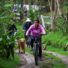 Vista de la "Estancia de la Campiña", con sus bicicletas eléctricas utilizadas por los turistas, el 22 de marzo, en Nono, al noroeste de Quito.