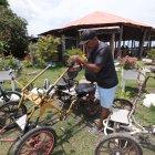 Efren Intriago ensambla bicicletas con piezas de otros vehículos