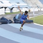 Sensaciones. Xavier Casierra, seleccionado de atletismo del Guayas, fue el primero en probar parte de la pista que está a poco de reabrirse.