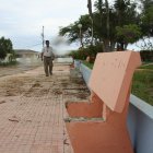 Deterioro. En el parque del barrio General Enríquez Gallo, los asientos están destruidos, así como las veredas, los bordillos y las jardineras