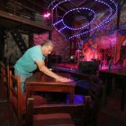 Diva Nicotina se alista para reactivar, esta noche, los conciertos de jazz emblemáticos del local.