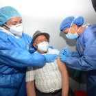 Vacunación en el Hospital Luz Elena Arismendi del sur de Quito.