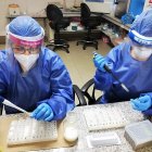 Personal de la UCE evaluando la inmunidad contra el coronavirus.