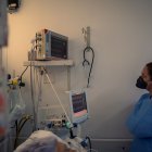 Una enfermera trabaja en la Unidad de Cuidados Intensivos (UCI) del Hospital Centenario, el 23 de marzo de 2021, en Sao Leopoldo (Brasil). EFE/ Daniel Marenco