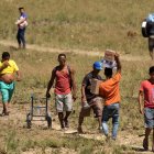 Fotografía de archivo de venezolanos que cruzan la frontera entre Brasil y Venezuela en la localidad fronteriza de Pacaraima (Brasil).