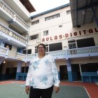 Martha Córdova mira con orgullo la escuela Semillitas de Guayaquil, que el año pasado dejó de funcionar por la pandemia y que ella reabrirá para acoger a 400 niños del suburbio de Guayaquil.