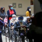 AME5567. QUITO (ECUADOR), 25/03/2021.- Adultos mayores esperan hoy para ser vacunados contra la covid-19, algunos acompañados por sus familiares en el Hospital Luz Elena Arismendi de Quito (Ecuador). Ecuador sumó este jueves 1.849 nuevos casos de covid-19 y elevó a 318.656 su cifra de personas contagiadas durante la pandemia, informó el Ministerio de Salud Pública. El 4 de marzo comenzó en el país la "Fase 1", con la que se prevé inmunizar a 2 millones de personas hasta el 20 de mayo, proceso que va excesivamente lento y que ya ha costado el puesto a dos ministros de Salud: Juan Carlos Zevallos y Rodolfo Farfán. EFE/José Jácome