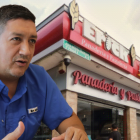 Wilson Flores atiende a la clientela en la panadería de su propiedad, en el norte de Guayaquil.