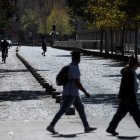 Personas fueron registradas este viernes al cruzar por una calle de Santiago de Chile.