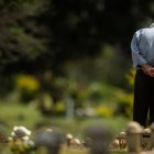 Un hombre visita una tumba en el cementerio Campo de Esperanza en Brasilia.