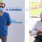 El ministro de Salud, Mauro Falconí junto al presidente Lenín Moreno el martes en Guayaquil.