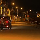 Oscuridad. El canal de aguas lluvias que separa a Las Orquídeas de Los Vergeles permanece a oscuras. Las personas evitan pasar junto a la zanja. Allí se cometen robos a diario, denuncian los residentes.