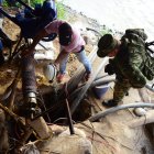 El director de la Agencia Nacional de Minería (ANM), Juan Miguel Durán, aseguró que fue activado el protocolo de atención de emergencias por el accidente, que sucedió en una mina subterránea "donde se estiman 15 mineros desaparecidos". En la imagen el registro de otro operativo de rescate en una mina en Colombia.