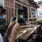 CONFECCION DE RAMOS DE PAJA EN LA IGLESIA DE MUCHO LOTE  PARA LA CELEBRACION DEL DOMINGO DE RAMOS /JIMMY NEGRETE/GUAYAQUIL-ECUADOR