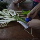 CONFECCION DE RAMOS DE PAJA EN LA IGLESIA DE MUCHO LOTE  PARA LA CELEBRACION DEL DOMINGO DE RAMOS /JIMMY NEGRETE/GUAYAQUIL-ECUADOR