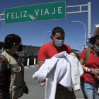 CIUDAD JUÁREZ. Varios migrantes centroamericanos cruzan hacia México por el puente internacional Paso del Norte, después de ser expulsados por agentes de la patrulla fronteriza, el 23 de marzo de 2021.