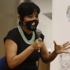 Nació en 1969. Es licenciada en Comunicación Social y máster en Gestión Cultural. Dirige Corporación Imaginario, a través de la cual creó y manejó el Festival Un Cerro de Cuentos durante una década.  Ha publicado las obras ‘Nadie sabe qué hará mañana’ y ‘Mensaje en una botella’.