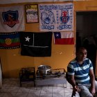 Contraseña. Un vecino de una villa en Santiago (Chile), donde  cada vez que escuchan fuegos artificiales, se espera un nuevo cargamento de droga. Hay que buscar cobijo.