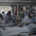 Personal médico trabaja el 12 de marzo, en la UCI del Hospital de M"Boi Mirim, en un suburbio de Sao Paulo.