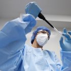 Investigadores trabajan con muestras de la Covid-19.