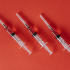 Dolor de cabeza, fiebre, cansancio, molestias en el brazo… Estos son algunos de los efectos secundarios más comunes generados por las vacunas contra el coronavirus.