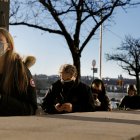 Personas esperan en la fila para recibir las vacunas contra la covid-19 en un sitio de vacunación.