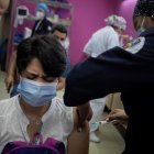 Una enfermera aplica una dosis de la vacuna rusa, Sputnik V, el 23 de marzo en Caracas (Venezuela).