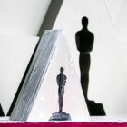 Fotografía de archivo de la vista de la silueta de un Óscar en el área de la alfombra roja.
